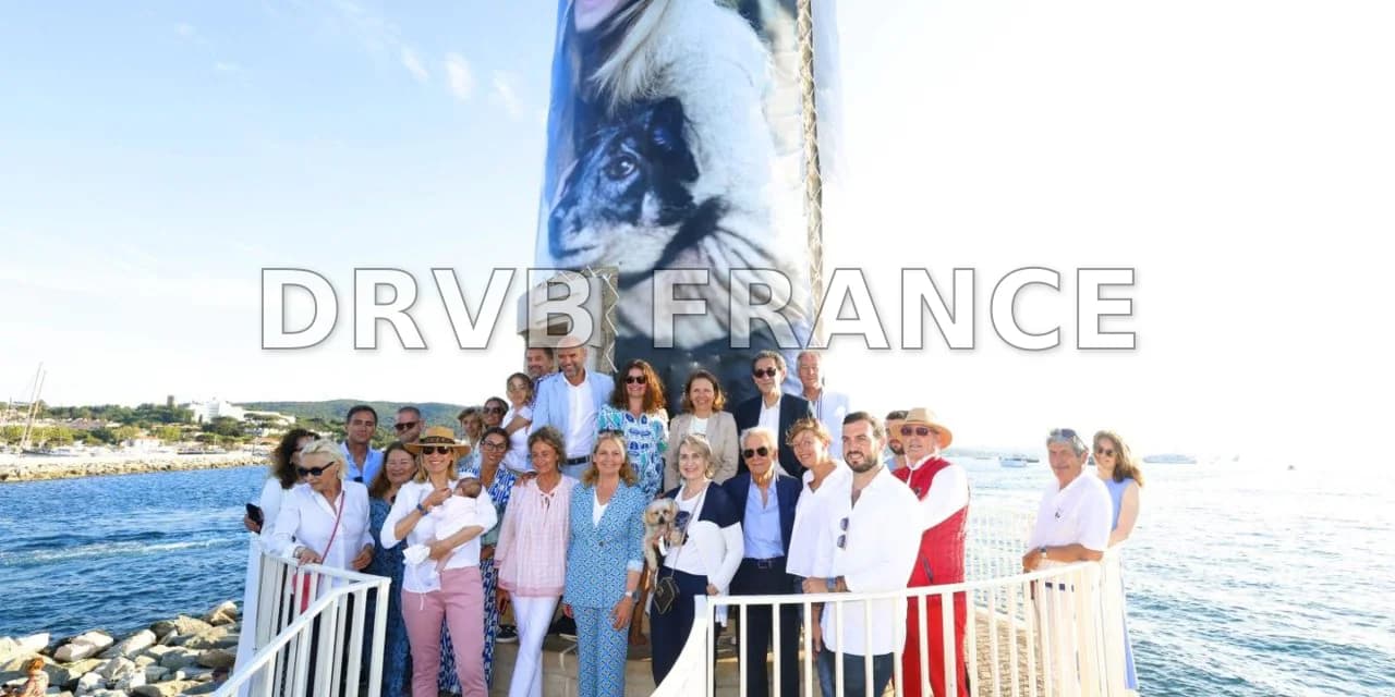 "Saint-Tropez Couleur Bleu", le phare rend hommage à Brigitte Bardot ...