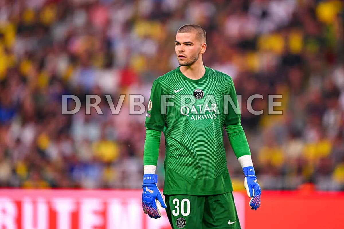 PSG : Willian Pacho vole au secours de Lucas Chevalier - Foot Mercato