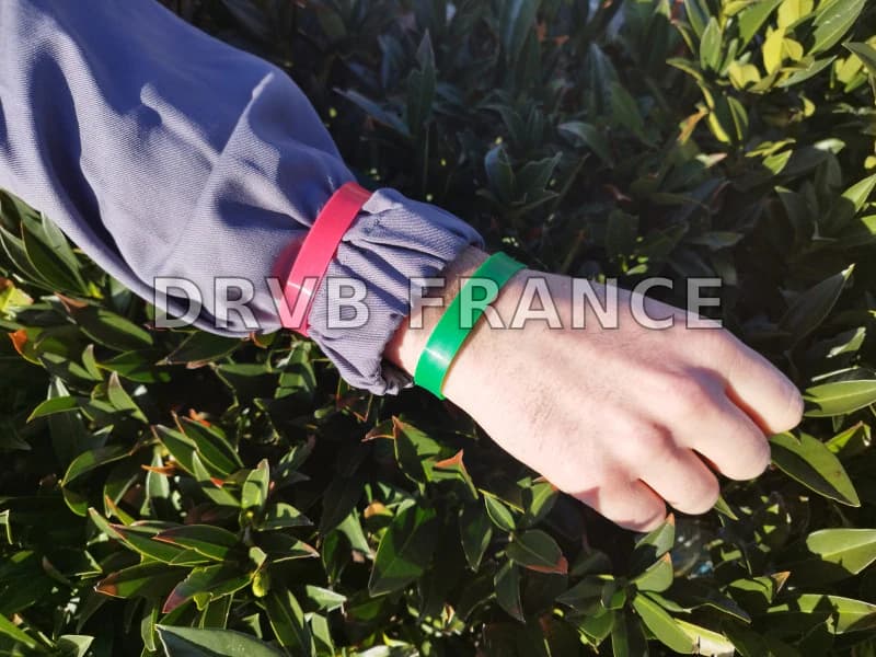 Des bracelets en silicone pour aider les scientifiques à suivre l'exposition aux polluants tels que les 'produits chimiques éternels'