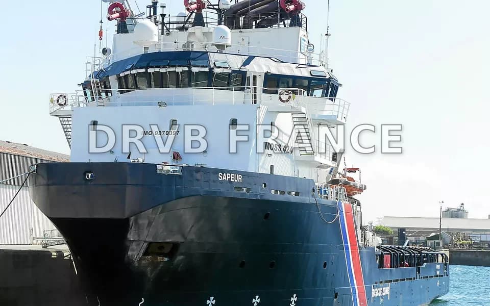 Un navire abandonné en Finistère : le World Trader, un danger pour la mer et le port