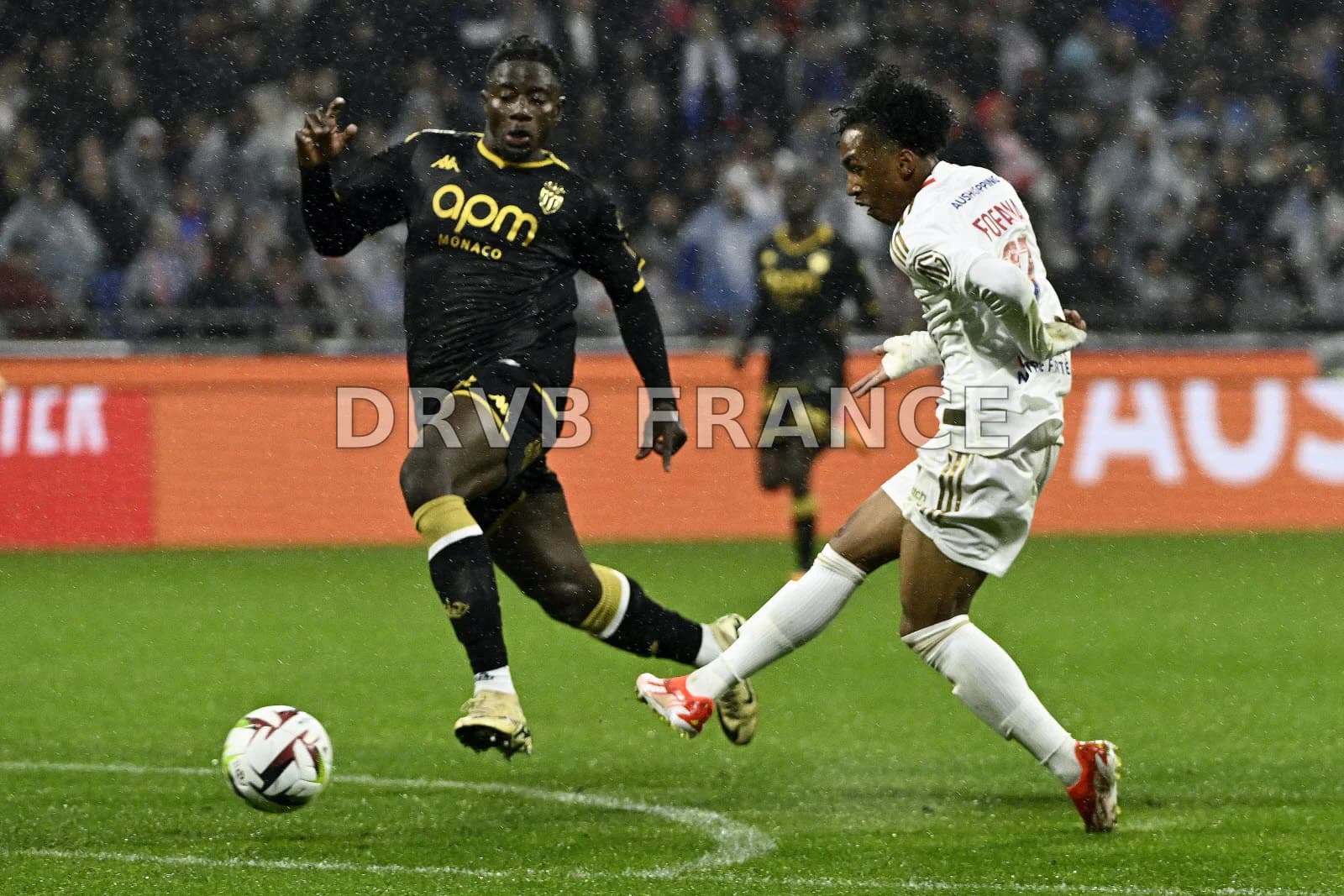 Dwight McNeil : Loué par son entraîneur et ses coéquipiers après une performance éclatante contre Burnley